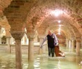 Nửa đêm cơn lũ kinh hoàng tràn vào Vương Cung Thánh Đường Venice. Trở tay không kịp. Thiệt hại nặng